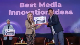 Pemimpin Redaksi Suara.com Suwarjono (kanan) memberikan penghargaan kepada pemenang Pitching Media saat penutupan acara Local Media Summit 2024 di Hotel Sultan, Jakarta, Kamis (3/10/2024). [Suara.com/Alfian Winanto]