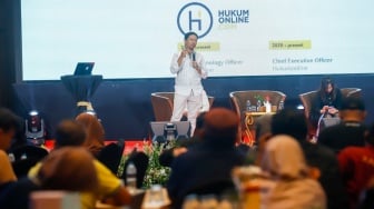 CEO HukumOnline Arkka Dhiratara memberikan pemaparan dalam sesi 'Learning Session 3 -  AI for Small Scales Media' di acara Local Media Summit 2024 di Hotel Sultan, Jakarta, Kamis (3/10/2024). [Suara.com/Alfian Winanto]
