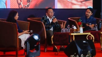 Senior Strategic Partner Manager Pinterest, Widhi Asmoro memberikan pemaparan dalam sesi 'Talkshow - Unlock Your Media Potential on Pinterest' di acara Local Media Summit 2024 di Hotel Sultan, Jakarta, Rabu (2/10/2024). [Suara.com/Alfian Winanto]