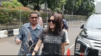 Tulisan di Kaos Nikita Mirzani Ngeri-Ngeri Sedap: Neraka Takut Gue Ambil Alih