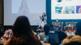 IMS Filipina Country Program Manager, Che de Los Reyes memberikan pemaparan dalam sesi 'Learning Session 1 - Security in Digital Ecosystem' di acara Local Media Summit 2024 di Hotel Sultan, Jakarta, Rabu (2/10/2024). [Suara.com/Alfian Winanto]