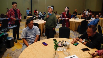 Para peserta saling menceritakan pengalamannya dalam sesi Appreciation Night di acara Local Media Summit 2024 di Hotel Sultan, Jakarta, Rabu (2/10/2024). [Suara.com/Alfian Winanto]