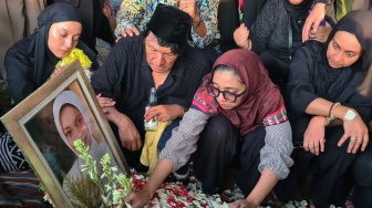 Kepergian Mendadak Marissa Haque: Sedang Mengaji di Ujung Hayat