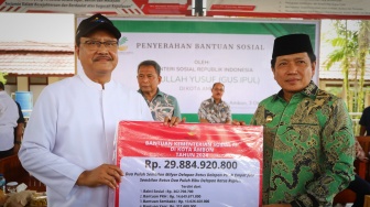 Mensos Gus Ipul Serahkan Bantuan Rp29 Miliar Lebih Kepada Masyarakat Rentan dan Miskin di Ambon