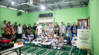 Aston Pontianak & Transera Hotel Ajak Anak Panti Asuhan Al-Kautsar Membuat Burger dalam Cooking Class