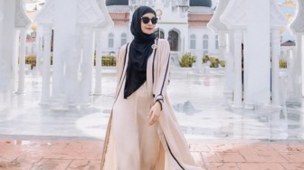 Tampil Modis dengan Hijab? Intip 3 Outfit Stylish Busana Muslimah ala Shireen Sungkar