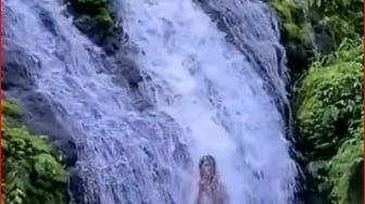 Bukan Sekedar Air Terjun: Pesona Unik Air Terjun Pelisan yang Mengalir di Tebing