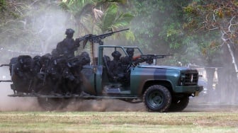 Prajurit TNI melakukan operasi pembebasan sandera saat demonstrasi penanggulangan teror (Gultor) pada peringatan Hari Ulang Tahun (HUT) ke-79 Tentara Nasional Indonesia (TNI) di Lapangan Puputan Margarana Niti Mandala, Denpasar, Bali, Sabtu (5/10/2024). [ANTARA FOTO/Nyoman Hendra Wibowo]