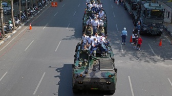 Sejumlah siswa mengikuti parade defile pasukan dan alutsista saat perayaan Hari Ulang Tahun ke-79 TNI di Lapangan Karebosi, Makassar, Sulawesi Selatan, Sabtu (5/10/2024). [ANTARA FOTO/Hasrul Said]