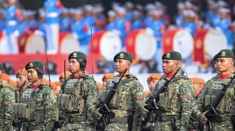 Prajurit TNI AD mengikuti upacara Hari Ulang Tahun (HUT) ke-79 Tentara Nasional Indonesia (TNI) di Lapangan Silang Monumen Nasional (Monas), Gambir, Jakarta, Sabtu (5/10/2024).[ANTARA FOTO/Fauzan]