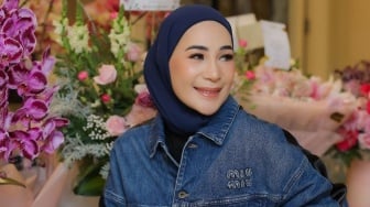 Gelar Pesta Ulang Tahun Tanpa Kehadiran Andre Taulany, Intip Gaya Kasual Mewah Erin: dari Denim hingga Jam Tangan!