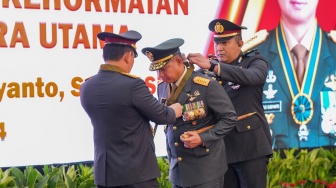 Kapolri Sematkan Bintang Bhayangkara Ke Panglima Dan Tiga Kepala Staf TNI