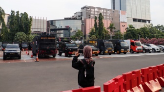 Kendaraan pengamanan terparkir di lokasi Debat Pilgub Jakarta 2024 di JIExpo Kemayoran, Jakarta, Minggu (6/10/2024). [Suara.com/Alfian Winanto]