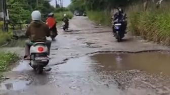 Jalan Bangau Sakti Rusak Parah, Warga Pekanbaru Ajak Donasi untuk Perbaikan