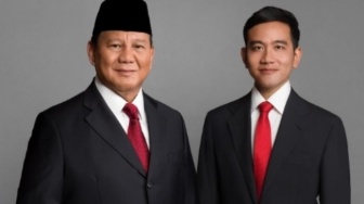 Fufufafa Berbicara, Gibran Rakabuming Bernasib Tragis Plonga-Plongo di Samping Prabowo: Indonesia Tidak Butuh!