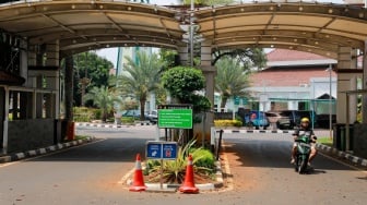 Suasana kompleks perumahan Anggota DPR RI di kawasan Kalibata, Jakarta, Senin (7/10/2024). [Suara.com/Alfian Winanto]