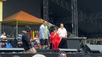 Pakai Kursi Roda, Titiek Puspa Terharu Nyaris Nangis di Synchronize Fest 2024