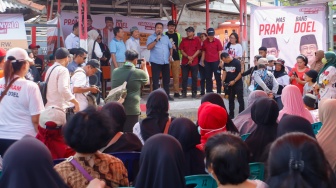 Calon Wakil Gubernur (Cawagub) Jakarta nomor urut 3, Rano Karno saat datang menemui warga di Kramat Jati, Jakarta, Senin (7/10/2024). [Suara.com/Alfian Winanto]