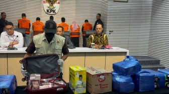 Terbungkus Kardus Dan Koper, Ini Penampakan Rp 12 M Hasil Sitaan KPK Dari OTT Di Kalsel