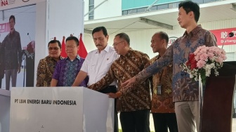 Luhut Resmikan Produksi Bahan Katoda LFP untuk Baterai Mobil Listrik di Kendal