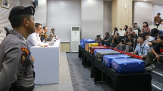 Suasana konferensi pers penahanan tersangka di Gedung Merah Putih Komisi Pemberantasan Korupsi (KPK), Jakarta, Selasa (8/10/2024). [Suara.com/Alfian Winanto]