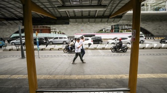 Warga beraktivitas saat fenomena hari tanpa bayangan di kawasan Bundaran Hotel Indonesia (HI), Jakarta, Selasa (8/10/2024). [Suara.com/Alfian Winanto]