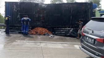 Truk Bermuatan Wortel Terbakar Hebat di Tol Bakter Lampung, Sopir Sempat Berupaya Padamkan Api