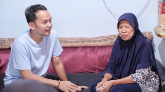 Momen Kehangatan Respati Ardi Saat Berkunjung ke Rumah Pengasuhnya Sewaktu Kecil