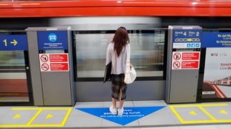 Sejumlah penumpang menunggu rangkaian kereta Lintas Raya Terpadu (LRT) Jabodebek di Stasiun Dukuh Atas, Jakarta, Rabu (9/10/2024). [Suara.com/Alfian Winanto]