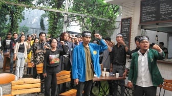 Sejumlah mahasiswa dari perwakilan daerah menggelar konfrensi pers di Komunitas Utan Kayu, Jakarta, Rabu (9/10/2024). [Suara.com/Alfian Winanto]
