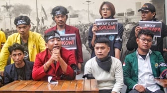 Sejumlah mahasiswa dari perwakilan daerah menggelar konfrensi pers di Komunitas Utan Kayu, Jakarta, Rabu (9/10/2024). [Suara.com/Alfian Winanto]
