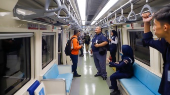 Sejumlah penumpang menaiki rangkaian kereta Lintas Raya Terpadu (LRT) Jabodebek di Stasiun Dukuh Atas, Jakarta, Rabu (9/10/2024). [Suara.com/Alfian Winanto]