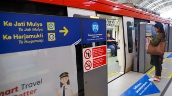 Sejumlah penumpang menaiki rangkaian kereta Lintas Raya Terpadu (LRT) Jabodebek di Stasiun Dukuh Atas, Jakarta, Rabu (9/10/2024). [Suara.com/Alfian Winanto]