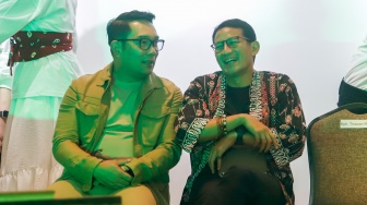 Menteri Parekraf Sandiaga Uno (kanan) dan Calon Gubernur Jakarta Ridwan Kamil (kiri) bersalaman saat bertemu di pameran Indonesian Contemporary Art and Design ke-14: Unexpected di Hotel Grandkemang, Jakarta, Rabu (9/10/2024). [Suara.com/Alfian Winanto]