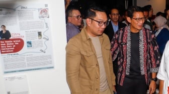 Menteri Parekraf Sandiaga Uno (kanan) dan Calon Gubernur Jakarta Ridwan Kamil (kiri) saat bertemu di pameran Indonesian Contemporary Art and Design ke-14: Unexpected di Hotel Grandkemang, Jakarta, Rabu (9/10/2024). [Suara.com/Alfian Winanto]