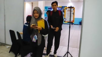 Pencari kerja memadati area gelaran Jakarta Job Fair di Mall Grand ITC Permata Hijau, Jakarta, Rabu (9/10/2024). [Suara.com/Alfian Winanto]