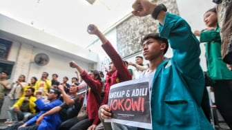 Sejumlah mahasiswa dari perwakilan daerah menggelar konfrensi pers di Komunitas Utan Kayu, Jakarta, Rabu (9/10/2024). [Suara.com/Alfian Winanto]
