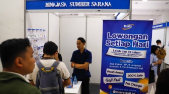 Pencari kerja memadati area gelaran Jakarta Job Fair di Mall Grand ITC Permata Hijau, Jakarta, Rabu (9/10/2024). [Suara.com/Alfian Winanto]