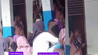 Penerima Bansos Beras Kemensos di Banten Yel-yel Andra Soni-Dimyati dan Dewi-Iing