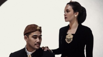 7 Potret Prewedding Anggika Bolsterli dan Omar Armandiego, Elegan dengan Adat Jawa