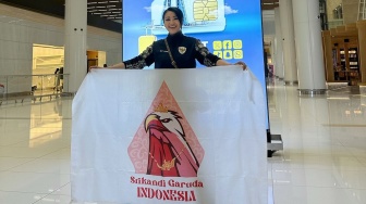 Bentangkan Bendera Srikandi Garuda, Fitri Carlina Dukung Langsung Timnas Indonesia di Bahrain