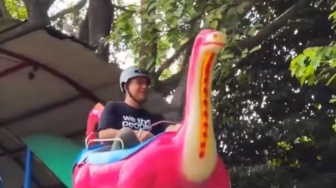 Momen Anies Baswedan Naik Wahana Dinosaurus di Ragunan Curi Atensi, Publik: Pengangguran Banyak Acara