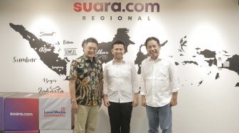 Calon Wakil Gubernur Jawa Timur nomor urut 2, Emil Elestianto Dardak, (tengah) saat foto bersama Pemimpin Redaksi Suara.com dan Komisaris PT Arkadia Digital Media Iwa Sukresno Karunia di kantor Suara.com, Jalan Mega Kuningan, Jakarta Selatan, Kamis (10/10/2024). [Suara.com/Ramadhani Ari Nugroho]