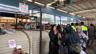 Habis Didemo, Sarana Jaya Buka Segel Kios Pedagang di JPM Tanah Abang