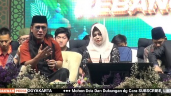 Viral Santri Jalan Jongkok Demi Roti, Adab Istri Gus Miftah Ning Astuti Ikut Dikecam: Kayak Mener Belanda...