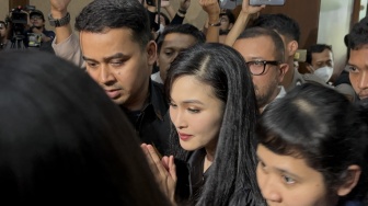 Bertemu Suami, Begini Penampakan Sandra Dewi saat Hadiri Sidang Harvey Moeis