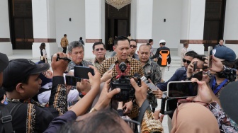 Resmikan Istana Negara di IKN, AHY Serahkan Sertipikat Tanah Elektronik kepada Pratikno