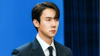 Penuh Pesona, Yoo Yeon Seok Jadi Jubir Termuda Kepresidenan di Drama Terbarunya