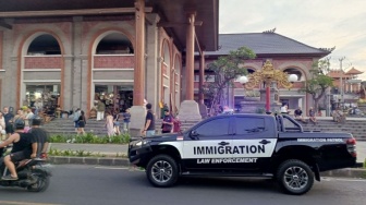 Cek Pelanggaran WNA di Ubud, Imigrasi Bali Patroli di Monkey Forest Hingga Pasar