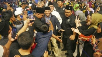 Ribuan Umat Ngaji Bareng Gus Iqdam di Boyolali, Ahmad Luthfi Ikut Bagikan Snack dari Atas Panggung